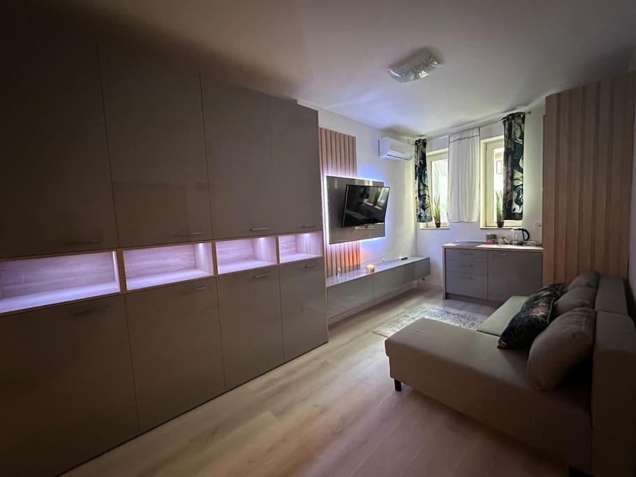 Cozy 1 Bedroom Apartment! Bukares Bagian luar foto