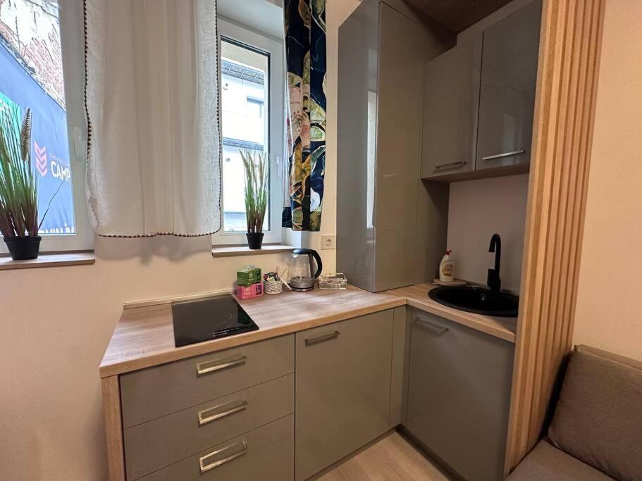 Cozy 1 Bedroom Apartment! Bukares Bagian luar foto