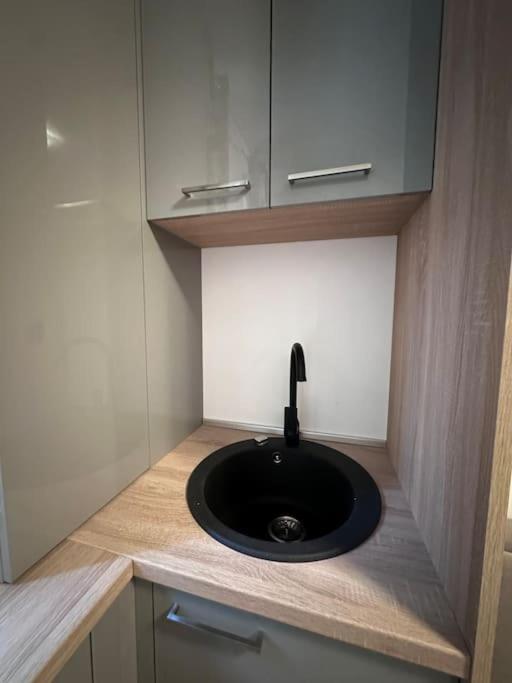 Cozy 1 Bedroom Apartment! Bukares Bagian luar foto