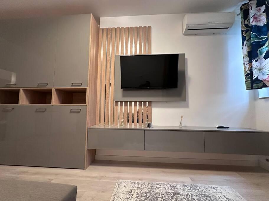 Cozy 1 Bedroom Apartment! Bukares Bagian luar foto